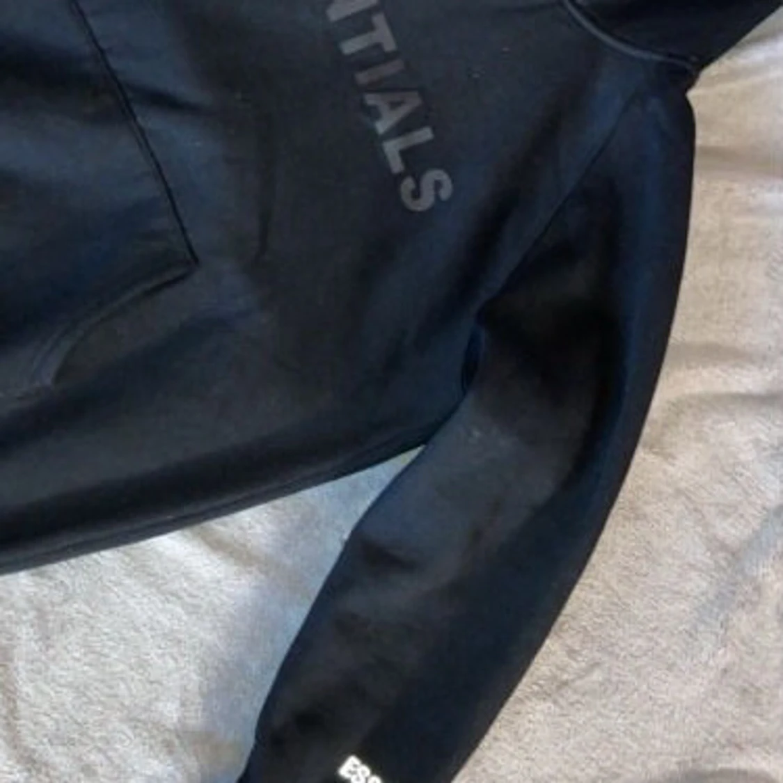 Svart Essentials hoodie  - 1