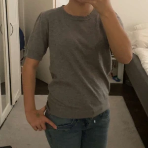 Grå stickad  t-shirt - En enkel grå stickad t-shirt med rund hals och korta ärmar. Aldrig använd endast testad!💗💗