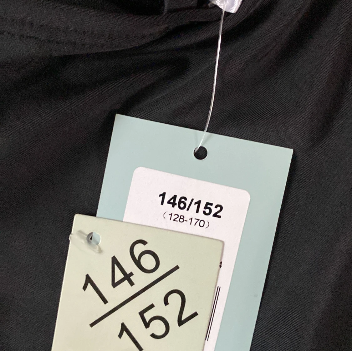 Svart baddräkt med smala axelband - 2