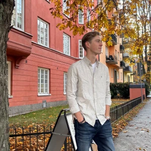 Beige skjorta från Morris - Snygg beige skjorta från Morris i mycket bra skick!🍁