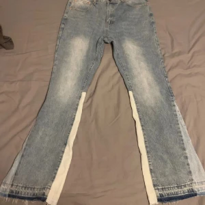 Gallery dept flared jeans  - Säljer ett par blå gallery dept jeans. Snygga och passar bra. Använda max 5 gånger. Jag är 178 68 kg och dem passar bra kanske lite för stora bara. Pris kan diskuteras 😁