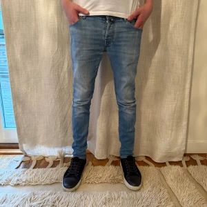 Jacob cohën jenas  - Tjabba! Säljer nu dessa Jacob cohën jeans i strl w30! Dom är i ett bra skick 8/10, inga defekter! scarfen ingår självklart! Om ni har några frågor eller funderingar så är det bara att höra av sig! 😁