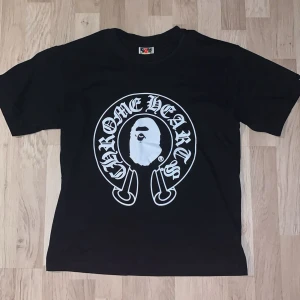 Chrome hearts x bape t shirt - Helt ny t shirt, aldrig använd. Till dig som vill ha en utstickande tröja med en fet collab. Är storlek s men sitter lite oversized alltså den sitter inte tight