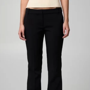 Kostymbyxor - Säljer mina kostymbyxor från bikbok med medelhög midja! Sparsamt använda lite noppriga i knävecken bara❣️