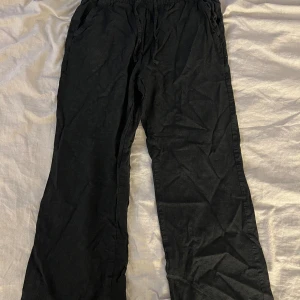 Svarta linnebyxor från Lager 157 XS - Svarta linnebyxor från Lager 157 i storlek XS. Byxorna har avslappnad passform, elastisk midja med snörning och raka ben. 