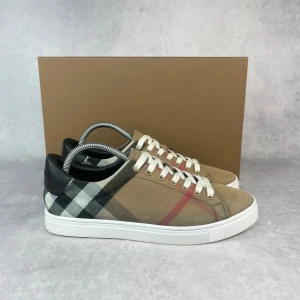 Burberry checked sneaker - – Condition: 9/10  – Color: Beige  - What is included: Only the sneakers  – Retail price: 5500 +