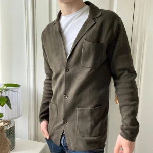 John Henric cardigan - John Henric cardigan i storlek S medans modellen är 180 cm 75 kg. Är väldigt trevlig och i bra material. Tre knappar med tre fickor! Inga defekter 