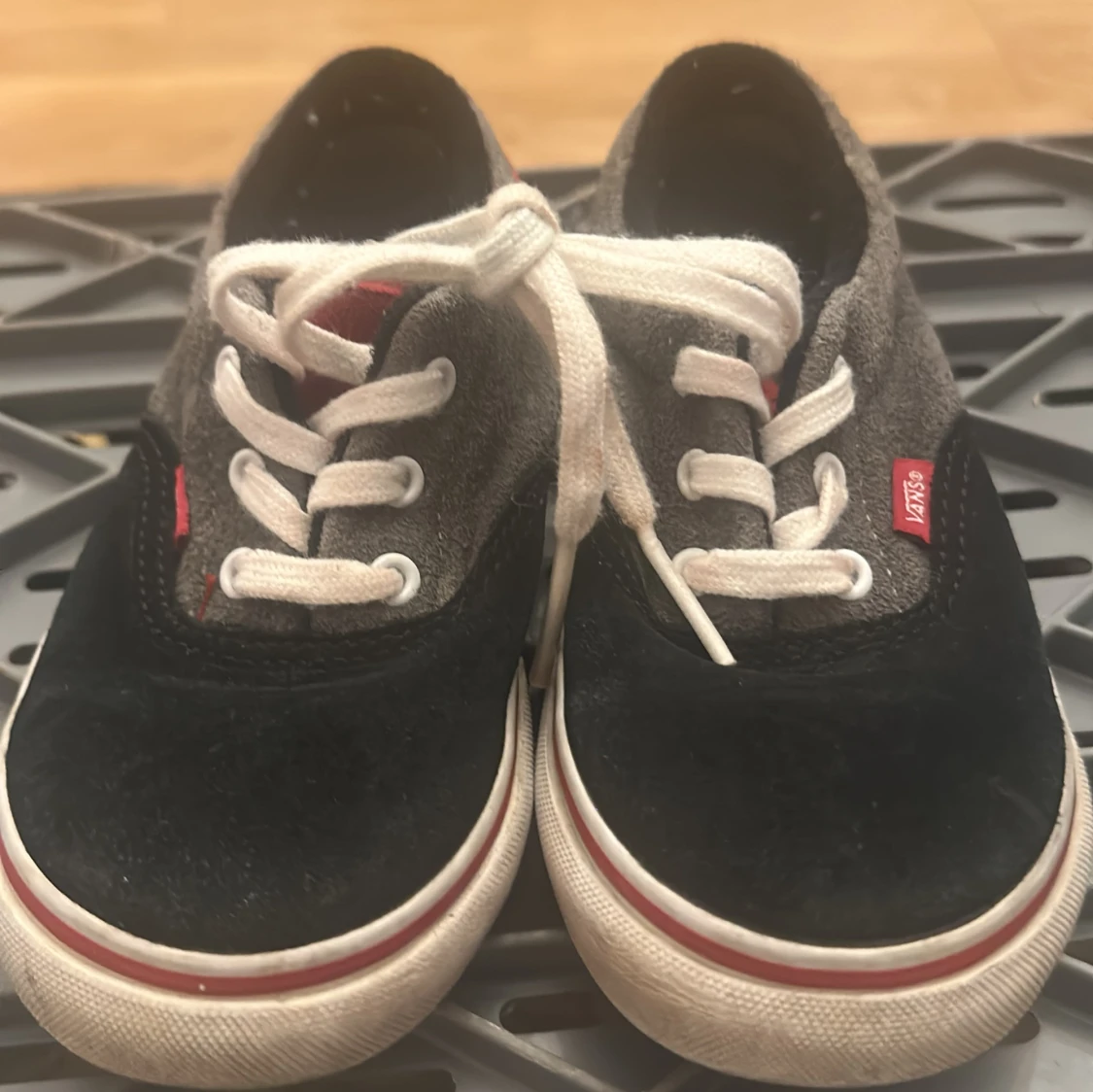Vans sneakers i svart, grå och röd mocka