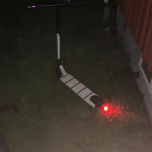 JOYOR f3 Elscooter - Snygg JOYOR f3 elscooter som går i 32 km/h och har räckvidd på 5mil ny pris 5800, den har gått 100 kilometer men känner att de dags att sälja då jag vill ha nått större, passar alla åldrar o klarar 150 kilo på den Perfekt för smidig och miljövänlig transport i stan.