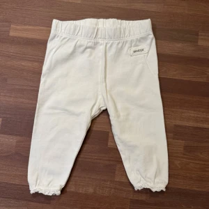 Vita leggings - Vita leggings från Newbie i storlek 62 (2-4mån). Spetskant vid benslut. Använt fåtal gånger och i extremt gott skick utan anmärkningar.