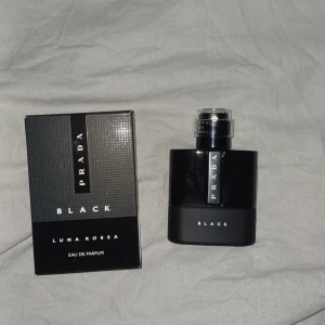 Prada Luna Rossa Black parfym - Prada Luna Rossa Black Eau de Parfum med stilren design. Perfekt för dig som vill ha en modern och exklusiv doft i din samling. Passar dig som gillar trendiga märken och vill sticka ut.