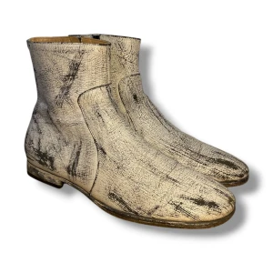 Maison Margiela X H&M painted boots - Skicka gärna ett bud!  Maison Margiela X H&M Painted Boots Fall/Winter collection 2012. Storleken är 43. Skriv för fler bilder och frågor!