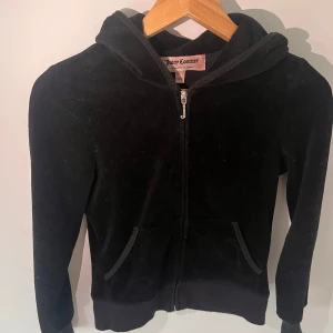 Juicy Couture svart velour hoodie - Juicy Couture svart hoodie i mjuk velour med huva. 