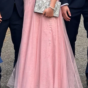 Ljusrosa offshoulder balklänning med spets - Drömmig ljusrosa balklänning med offshoulder och vackra spetsdetaljer. Klänningen har lång, svepande kjol i flera lager tyll och blommiga broderier. Perfekt för bal eller student. Använd endast en gång💓💓