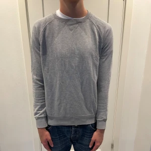 Maison Kitsuné tröja  - Säljer nu denna Maison Kitsuné tröja, skriv för fler bilder/frågor🙌🏼