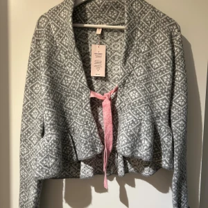 Grå mönstrad kofta från Nelly XS - Superfin gråmelerad kofta från Nelly. Oanvänd och lapp på. Säljs pga att den inte passar💞