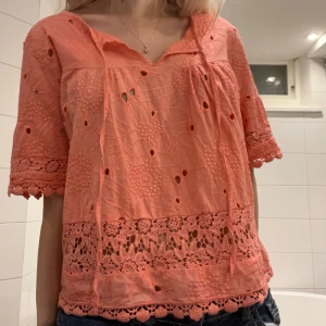 Korall färgad blus  - Står ingen storlek på den men skulle säga att den passar som en s-m💕💕 köpt på i Italien på en marknad 