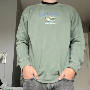 Grön Mont Blanc tröja  - Tycker den är något för stor för mig. Är 185 cm och väger 75kg 