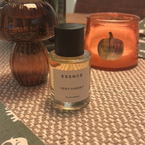 Essnce Very Cherry Eau de Parfum - Parfym från essnce som tyvärr inte var min doft.😢 Har test sprayat ungefär 3 sprut! Essnce egna ord om parfymen: Doften öppnar med saftigt körsbär, bittermandel och en hint av likör som ger den helt unika, söta fyllig starten. I hjärtat blommar en ljuvlig mix av körsbär, plommon, turkisk ros och sambacjasmin, vilket skapar en perfekt balans mellan fruktigt och blommigt. 🌟💓😚