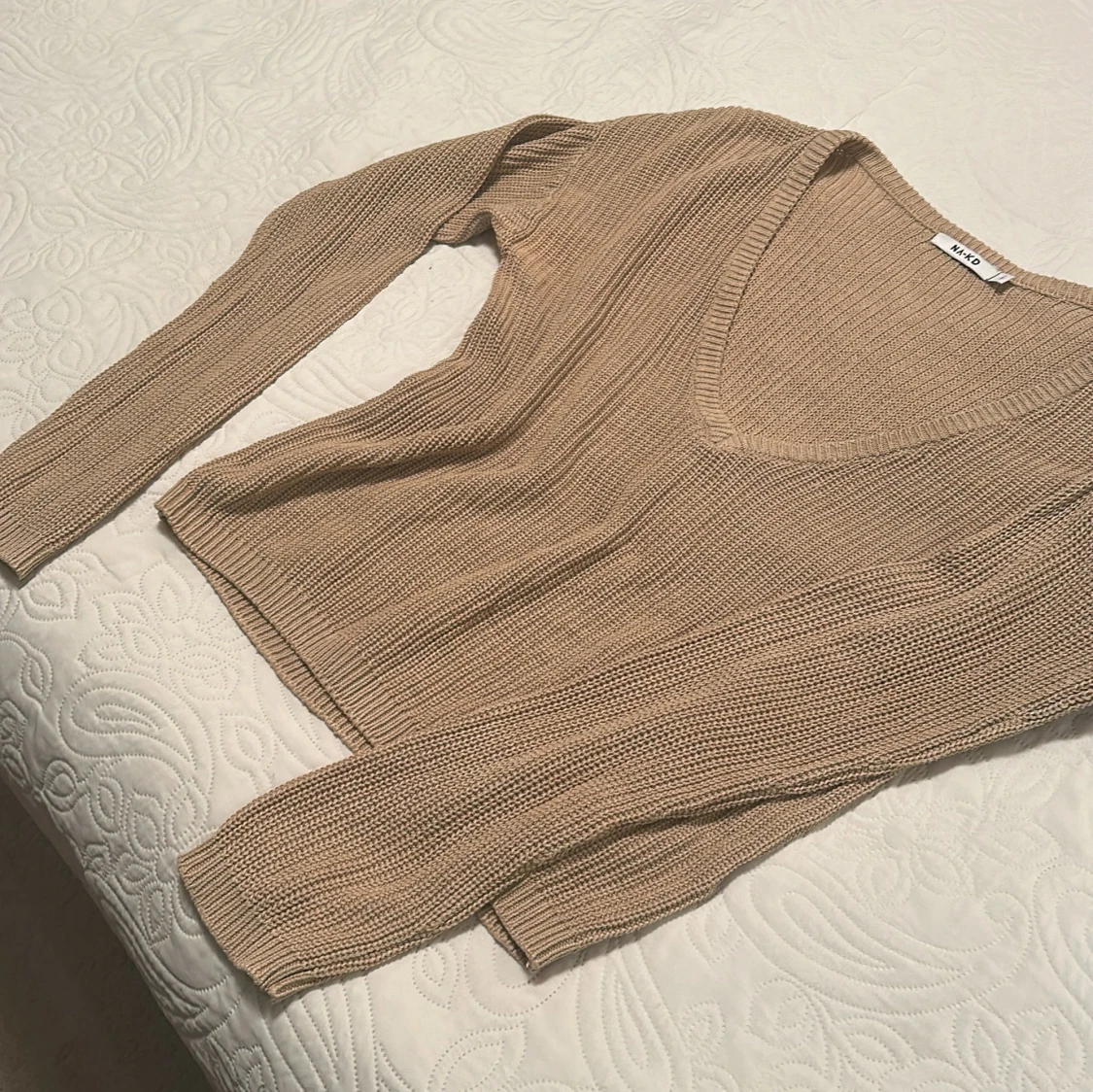 Beige stickad v-ringad tröja NA-KD - 2