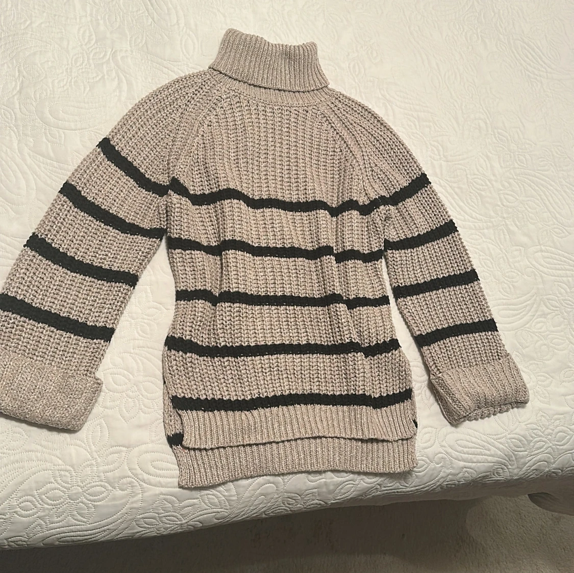 Beige och svart randig polotröja - 1