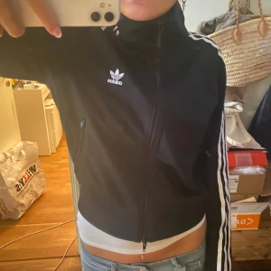 Adidas kofta - Svart adidas kofta, kommer ej till användning😇