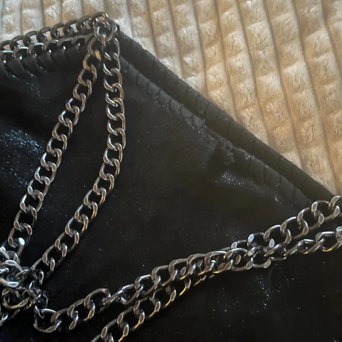 Svart axelväska med kedjedetaljer - 2