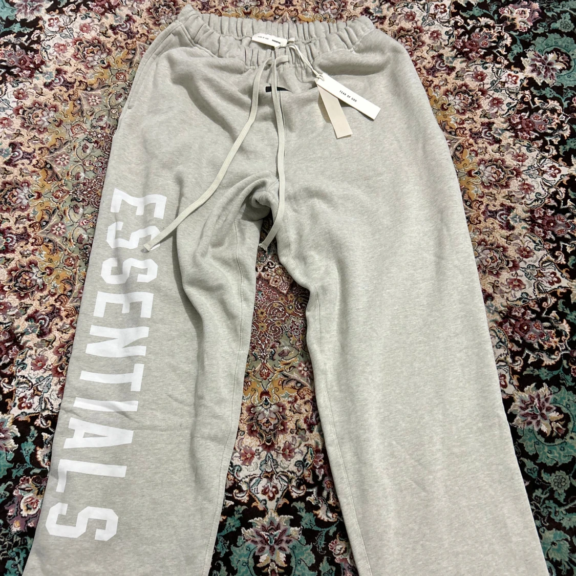 Grå mjukisbyxor Fear of God Essentials