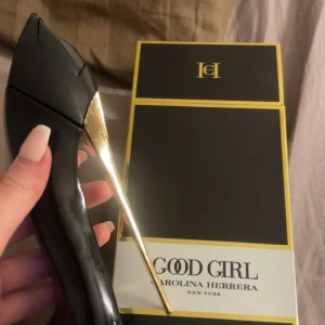Carolina herrera good girl 80ml - Good Girl från Carolina Herrera kommer i en ikonisk klackformad flaska. Ingredienser: alkohol denat., parfym, aqua, linalool, limonene m.fl. Tillverkad i Spanien. Perfekt för dig som vill sticka ut med stilren design och trendig känsla.