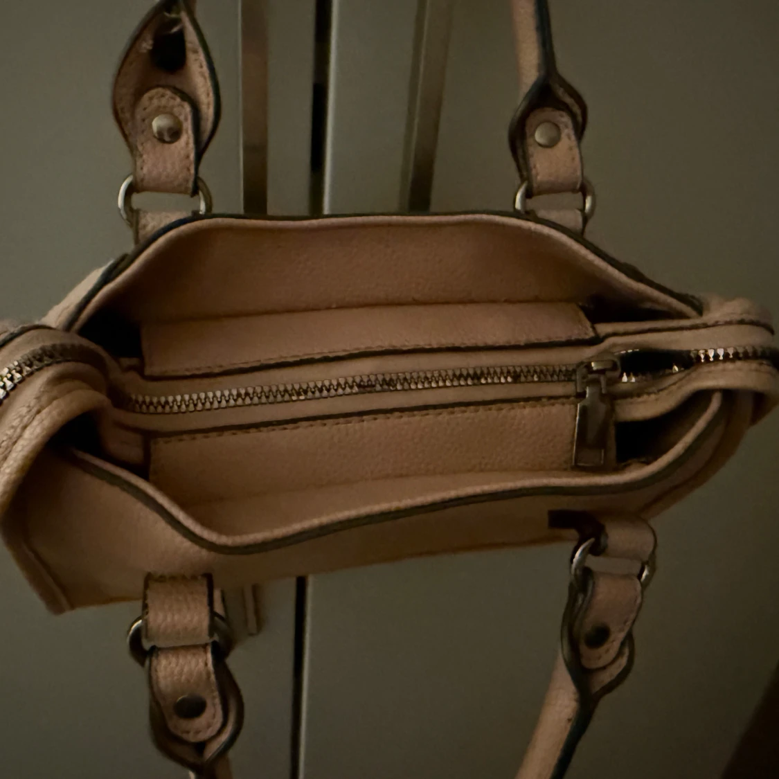 Rosa handväska med dragkedja - 2