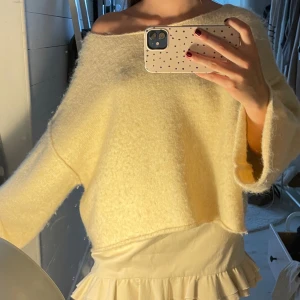Ljusgul fluffig stickad tröja - SKRIV FÖR FLER BILDER!!Supermysig ljusgul stickad tröja med bred, offshoulder-ringning och loose passform. Tröjan har långa ärmar och är perfekt för lager-på-lager. Den fluffiga känslan gör den extra cozy och trendig.