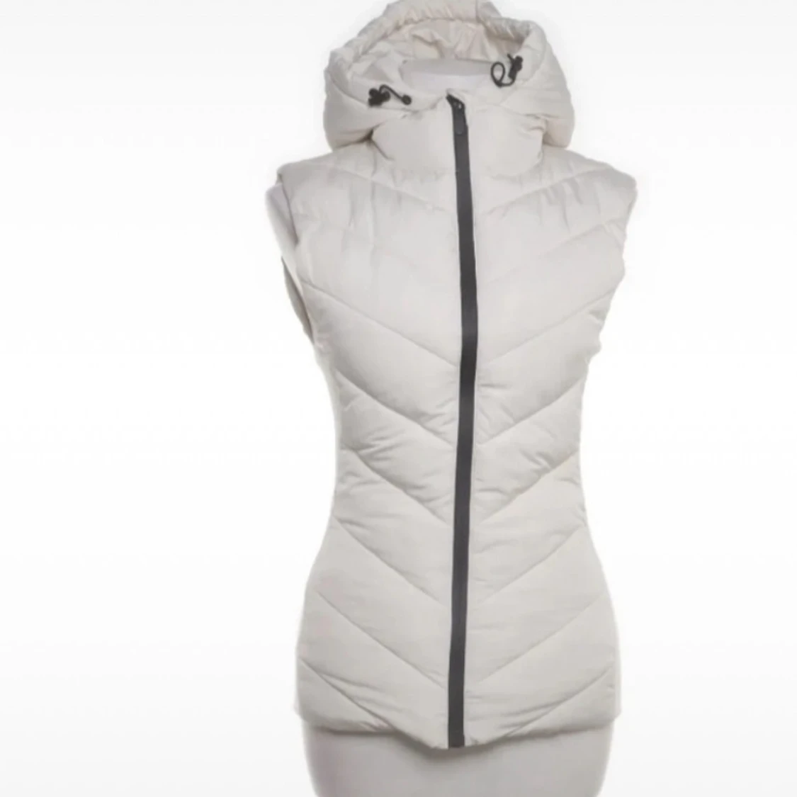 Vit dunväst med huva och dragkedja