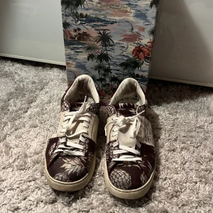 Unika Valentino Open - Säljer dessa riktigt snygga unika Valentino open. De är i bra skick, kommer med box. Skorna är i storlek 43. Bara att skriva över frågor och funderingar.