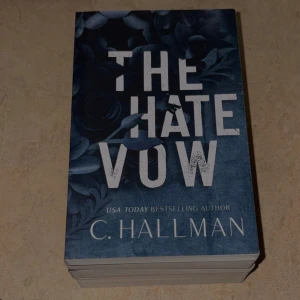 The Hate Vow - En spännande bok med en mörk och lockande omslagsdesign. Perfekt för dig som gillar intensiva berättelser och starka känslor. Skriven av USA Today-bästsäljande författaren C. Hallman – en bok som garanterat fångar din uppmärksamhet!