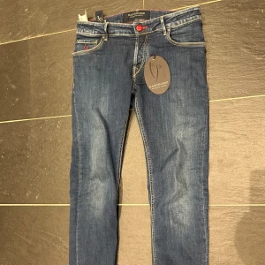 Handpicked jeans  - Handpicked jeans storlek 30 nytt skick! Väldigt snygga jeans med fin tvätt. 