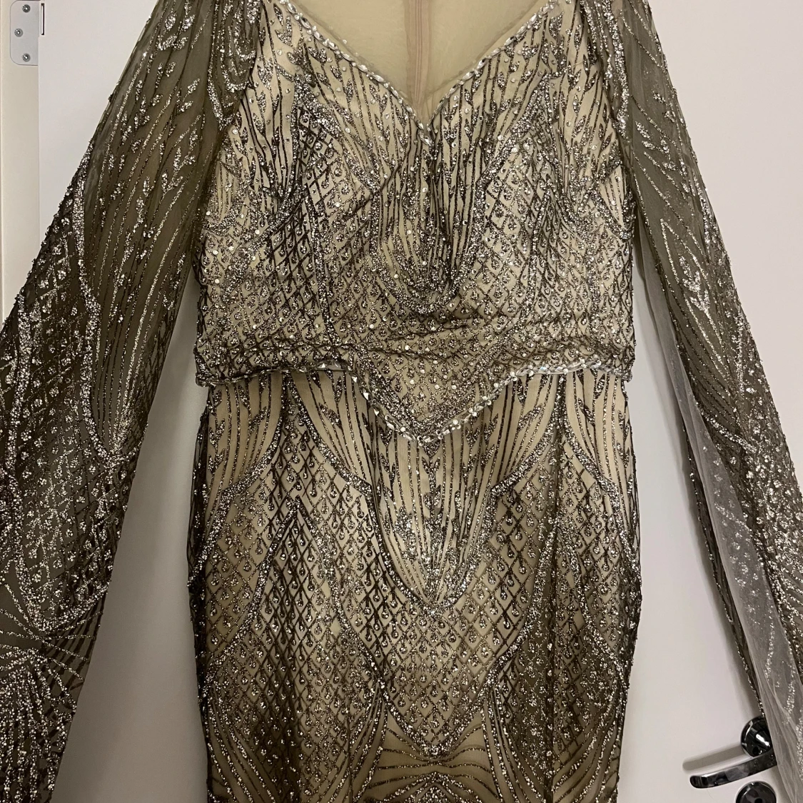 Glittrig långklänning med paljetter - 1