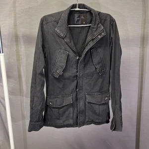 Field jacket g star raw M - Supersnygg field jacket / Overshirt! Nästan lite stentvättad så denr riktigt unik o snygg! Modellen är 179 och den är lite stor! Skick 7/10. Hör av dig vid intresse 🤩