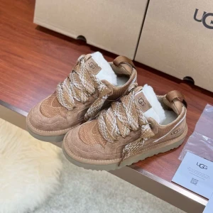 UGG sneakers med pälsfoder - Snygga sneakers från UGG i beige mocka och textil med grova, mönstrade snören och fluffigt vitt pälsfoder. Skorna har rund tå, platt sula och UGG-logga på sidan och plösen. Perfekt för dig som vill ha både stil och komfort.