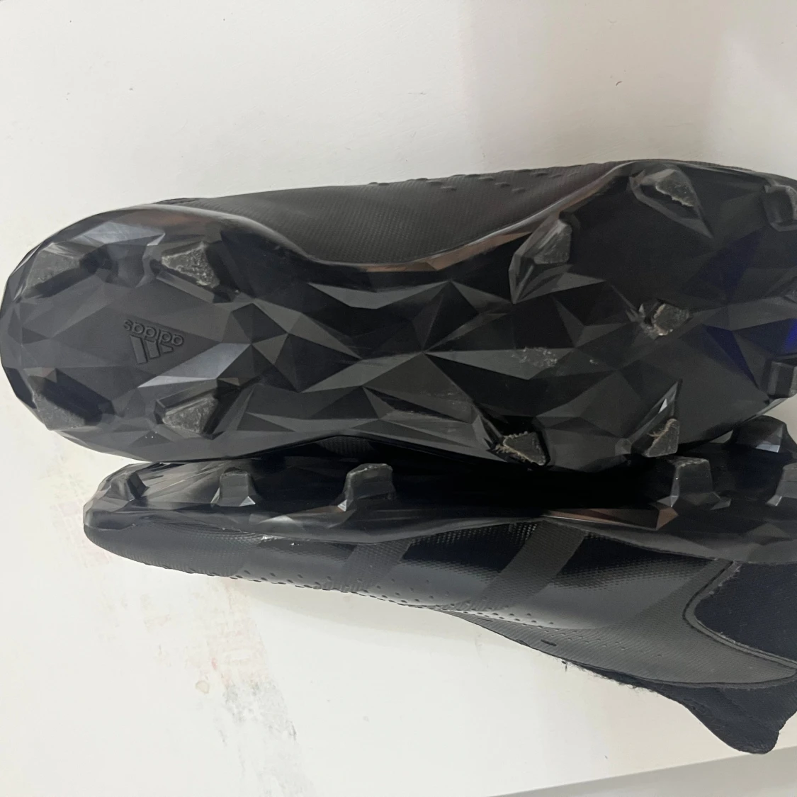 Svarta fotbollsskor från Adidas - 1