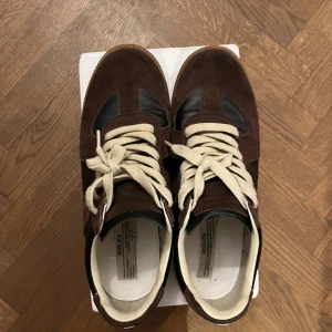 Maison Margiela Gats - Säljer då dem var för små för mig. Använda 1 gång. Bara skorna finns.