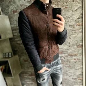 Hackett London Mockajacka - Bra skick, en lagning på höger arm och lite smustig på ryggen man annars inget. Storlek M passar dig som är mellan 175-185cm, passformen är rätt lös. Nypris ca 5000kr. Modellen är 185 cm, 79 kg. Passar bra nu till höst/vinter. Skriv för mer information!🤝