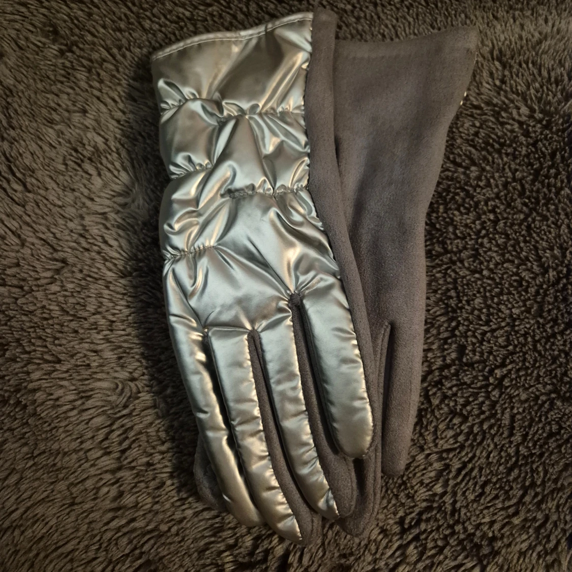 Silvriga quiltade vinterhandskar