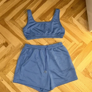 Blå shorts med snörning från SHEIN - Blåa shorts och top från Shein, i stl M. Användt fåtal gånger. 