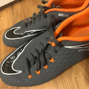 Nike fotbollsskor barn - Bra skick men se sista bild, nåt har fastnat under skon därav pris 