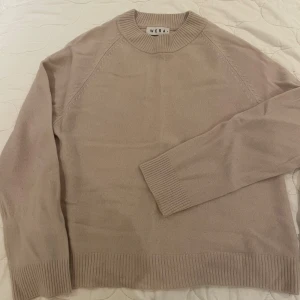 Stickad från Wera - Stickad tröja från Wera i ull, aldrig använd! Storlek S❣️Färgen är beigerosa