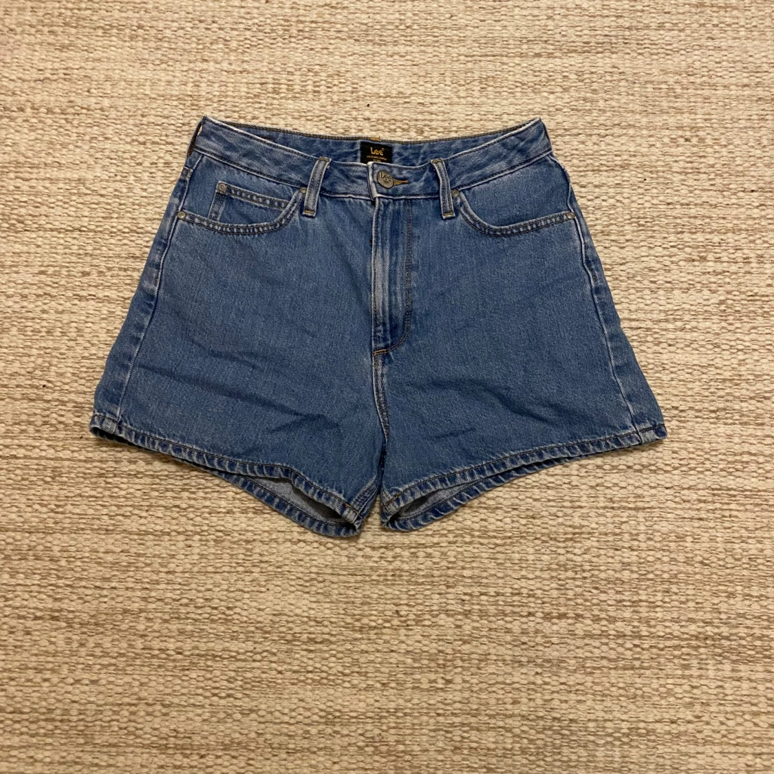 Blå denimshorts från Lee W27