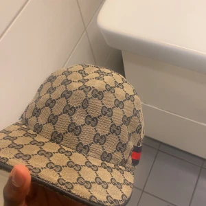 Gucci keps navy - Säljer en navy gucci keps är jätte snygg o de är inte så många som äger en sån keps, inga täcken på skador.