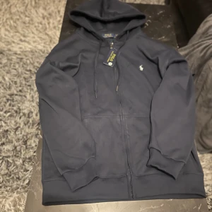 RL TRACKSUIT - En Polo tracksuit i helt nytt skick färg blå, storlek L men passar som M. Priset är för dem båda. (Kan diskuteras vid snabb affär) Säljs även separat vid intresse.