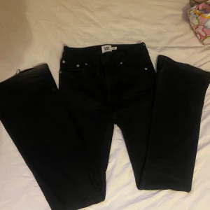 Bootcut Jeans - Säljer dessa på grund av att dem inte används mer. Dem är högmidjade  i midjan.