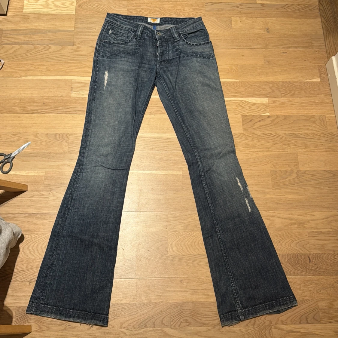Blå bootcut jeans från Antik Denim - 1